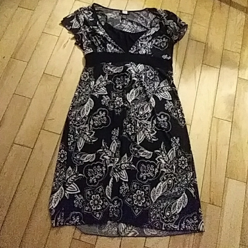 Adorable black and white flowered dress